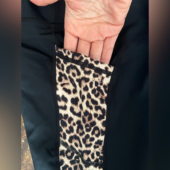 ZYIA Leopard Pocket High Rise Capri Leggingsโ - Picture 6 of 6